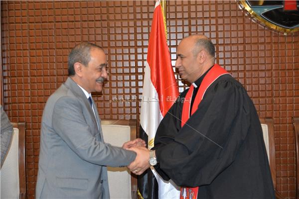 محافظ الإسماعيلية يزور الكنائس للتهنئة بعيد الميلاد المجيد