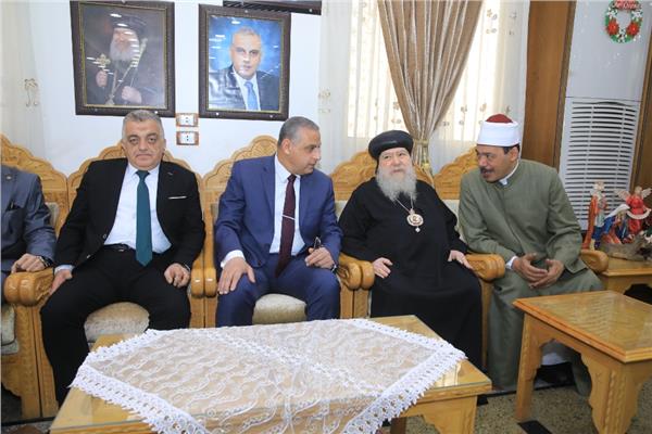 محافظ سوهاج أثناء زيارته للمطرانيات