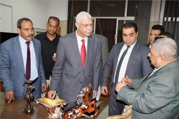 رئيس جامعة المنوفية خلال تفقد أعمال المبادرة