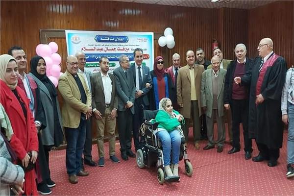 مناقشة رسالة ماجستير لطالبة من ذوات الهمم بآداب المنصورة