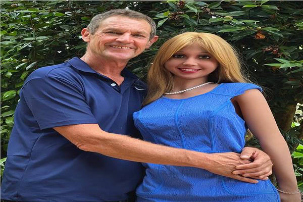 دمية تدعى كارينا