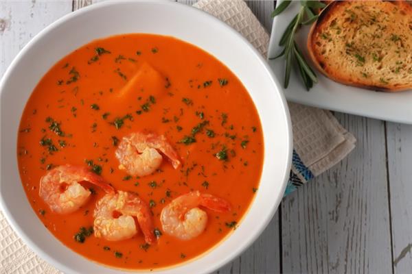 شوربة الطماطم بالجمبري
