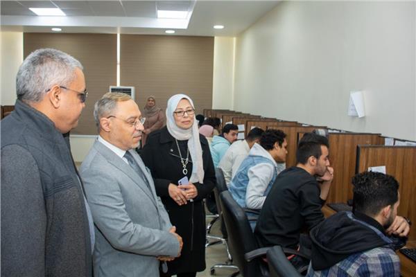 رئيس جامعة طنطا يتابع سير أعمال الاختبارات  الالكترونية بكليتي الصيدلة والتمريض