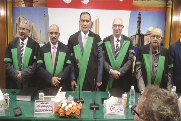 الباحث يتوسط لجنة الحكم والمناقشة