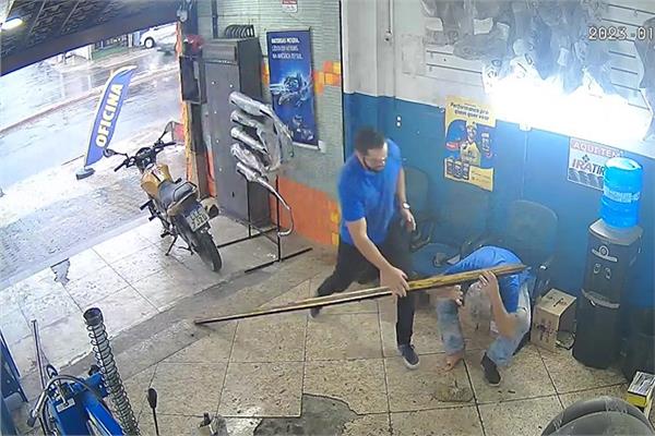 لحظة سقوط قضيب الحديد على رأس العامل البرازيلي