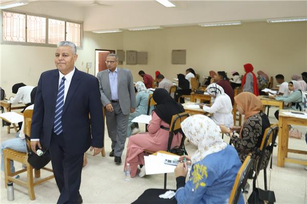  رئيس جامعة جنوب الوادي خلال الجولة