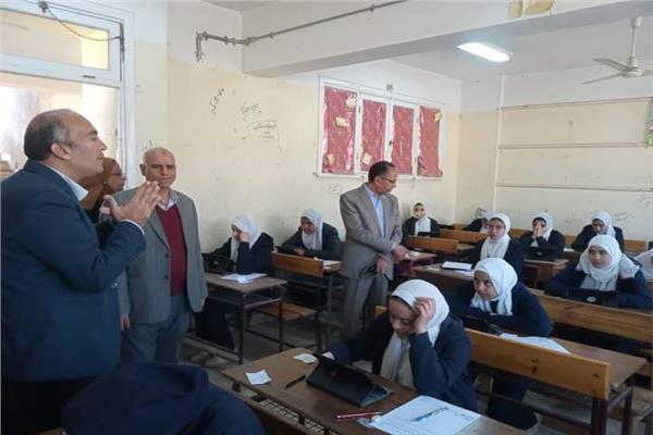 رئيس مركز ومدينة ملوى يكلف نائبه بمتابعة سير امتحانات الصف الاول والثانى الثانوى بالمركز 