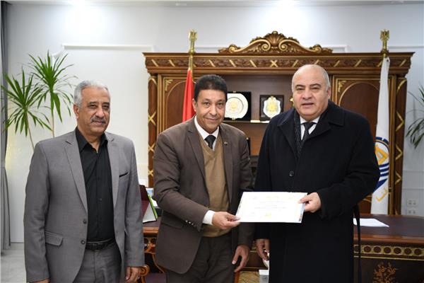 لتنظيمة معرضا يوثق تراث قنا.. محافظ قنا يكرم نجل الفنان العالمي  عبدالرحيم حمزة 