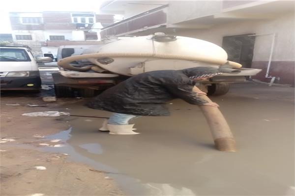 رؤساء الأحياء و الأجهزة التنفيذية بالاسكندريه يتابعون رفع تجمعات الأمطار 
