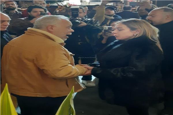 نقيب الفنانين أشرف زكي يعزي ريم البارودي في وفاة والدها