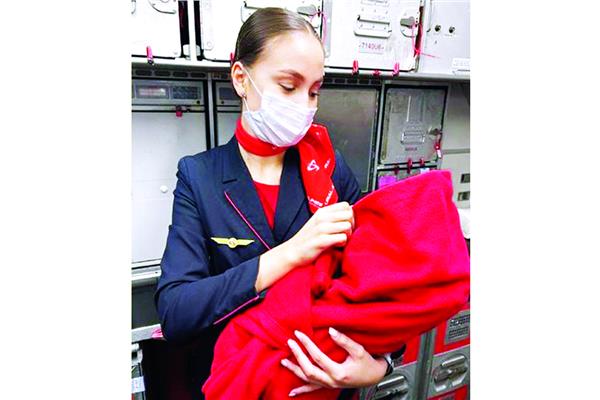 أنجبت المرأة طفلة سليمة علي متن الطائرة