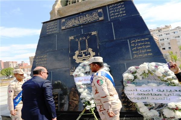  أشرف عطية يقوم بإيقاد الشعلة برمز الصداقة بالسد العالى .. ويضع إكليل الزهور على النصب التذكارى 