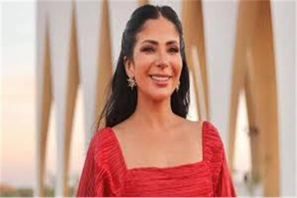  الفنانة منى زكي