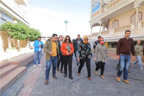 محافظ دمياط خلال الجولة