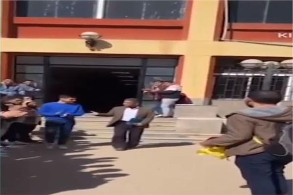 طلاب صيدلة بني سويف ينظمون ممر شرفي لأستاذهم