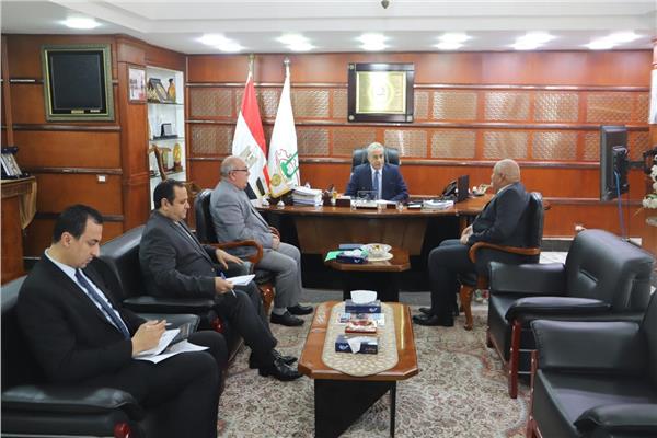 وزير القوى العاملة حسن شحاتة ومحافظ الوادي الجديد 