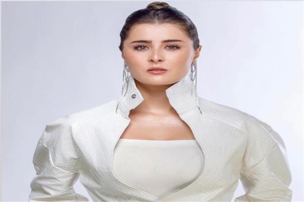 الفنانة عائشة بن أحمد