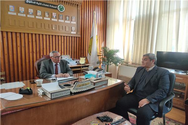 عميد كلية الحقوق مع محرر بوابة أخبار اليوم
