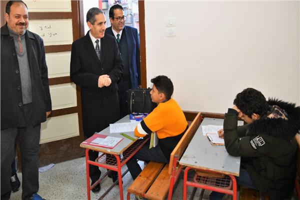 محافظ الغربية يتفقد امتحانات الإعدادية في أول أيامها