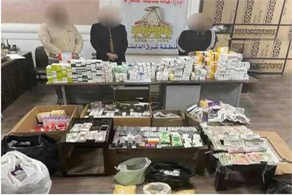 المتهمان وأمامهما المضبوطات
