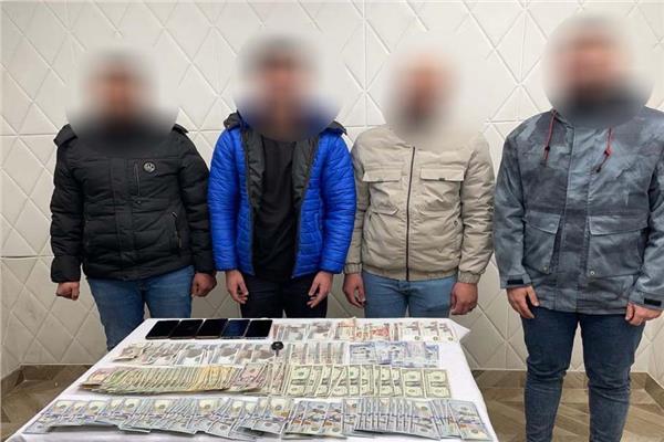 المتهمين وبحوزتهما المبالع المضبوطة