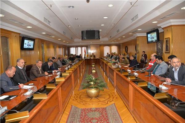 محافظ أسيوط خلال ترأسه الاجتماع التنسيقي  للشبكة الوطنية الموحدة للطوارئ والسلامة العامة
