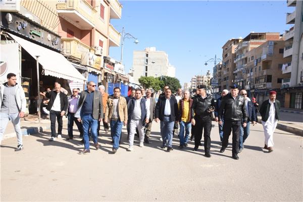 محافظ مطروح يتفقد شوارع المدينة ويستمع لمشاكل المواطنين 