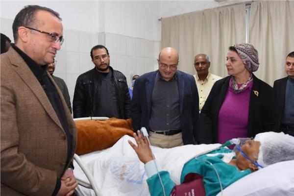 رئيس جامعة أسيوط تطمئن على الناجية من حادث دهس القطار ومُنقذها 