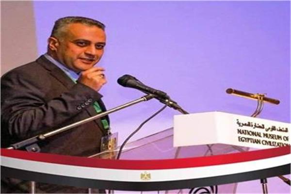  د. أيمن وزيري أستاذ ورئيس قسم الآثار المصرية بكلية الآثار جامعة الفيوم
