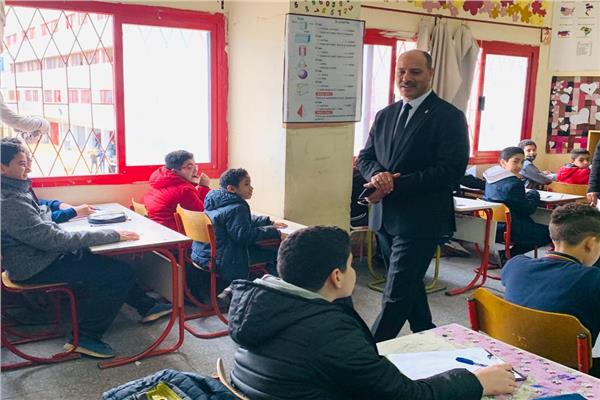 طلاب الإعدادية يؤدون الامتحانات