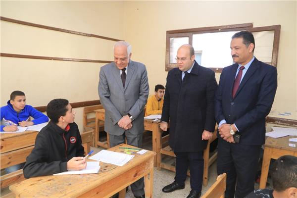 محافظ الجيزة يتفقد لجان امتحانات الشهادة الإعدادية بأبو النمرس والحوامدية