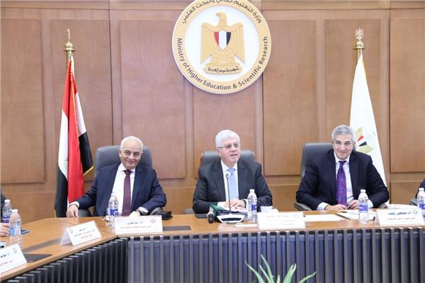  د. أيمن عاشور وزير التعليم العالي والبحث العلمي