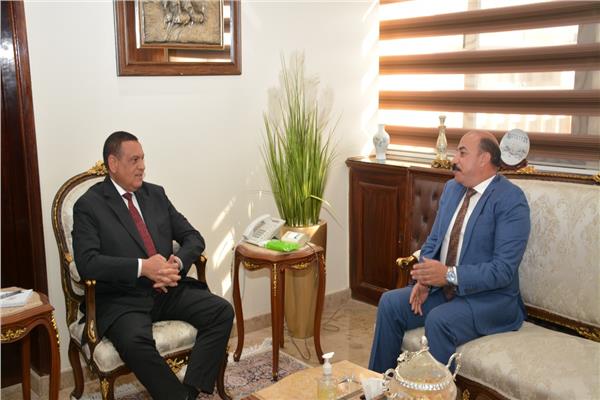 وزير التنمية المحلية مع محافظ أسوان 