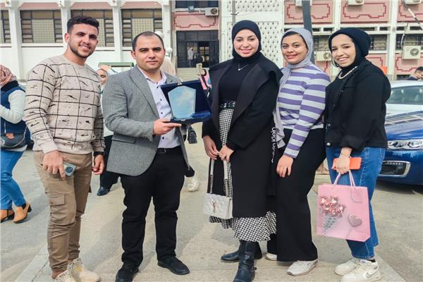 « لأنه واقف معانا وبيساعدنا كلنا» ممر شرفي  من طلاب جامعة القناة لأستاذهم