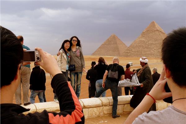 سياح في منطقة الأهرامات