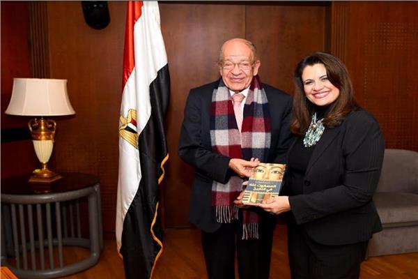  وزيرة الهجرة
