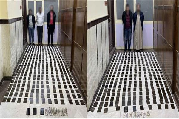 المتهمون وأمامهم المضبوطات
