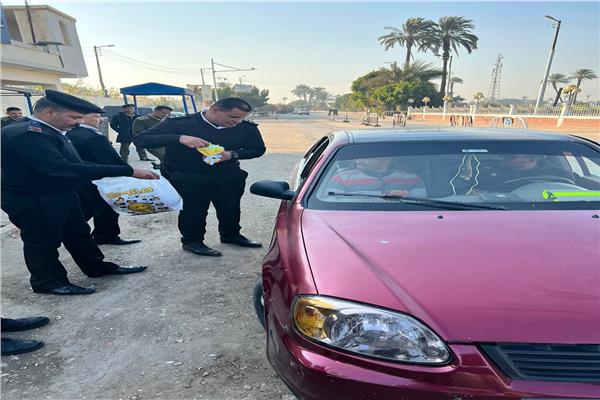 أمن قنا يوزع الورود والحلوى على المواطنين في أعياد الشرطة