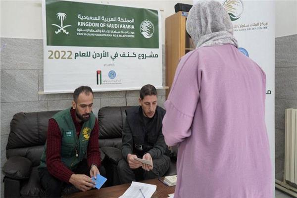 مركز الملك سلمان للإغاثة يوزع كسوة شتوية على الأسر المحتاجة