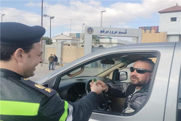 رجال الشرطة أثناء توزيع الشيكولاتة بمناسبة عيد الشرطة