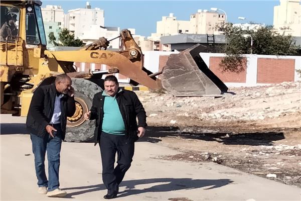 ضبط السيارات تلقي مخلفات البناء بطريق الكورنيش بمطروح 