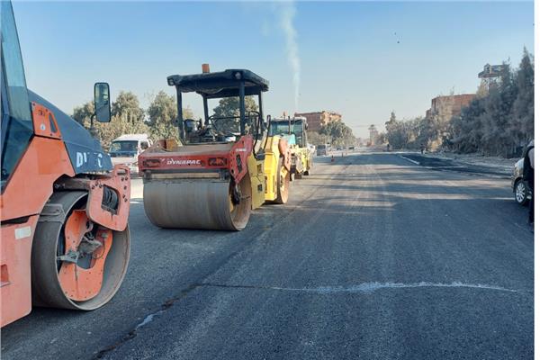 جهود تطوير ورصف عدد من الطرق بالجيزة