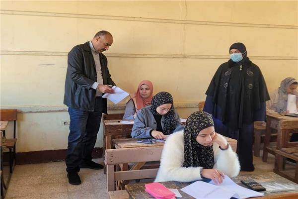 جانب من متابعة الامتحانات 