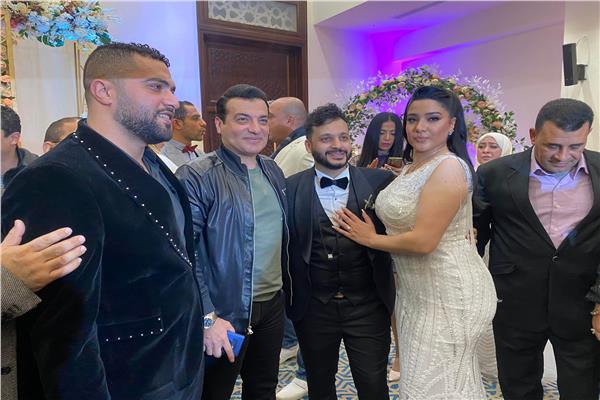 ايهاب توفيق يصل عقد قران الفنان إيساف ويلتقط الصور مع العروسين