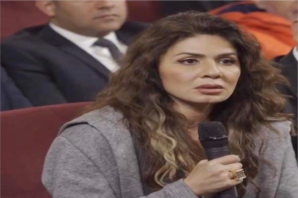 الفنانة نجلاء بدر خلال جلسة نقاشية للتنسيقية