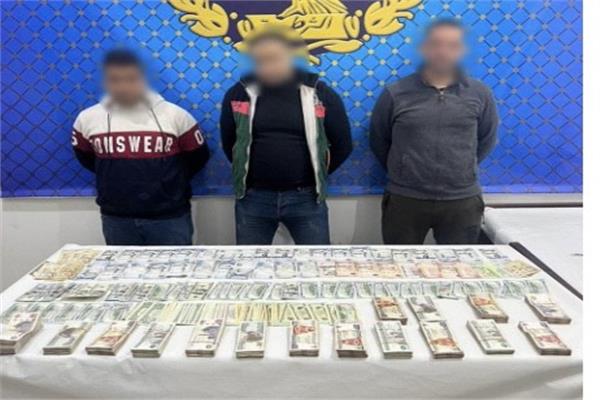 المتهمين وبحوزتهما المضبوطات