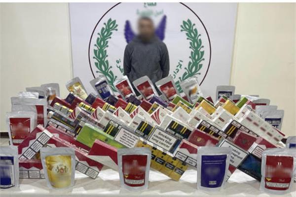 المتهم وبحوزته المضبوطات