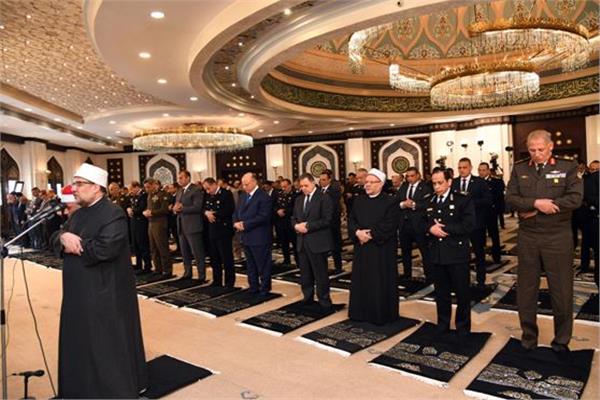 وزير الداخلية والقيادات أثناء صلاة الجمعة