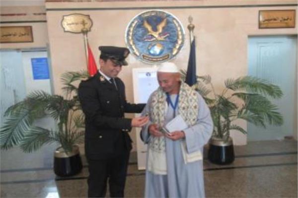 أحد رجال الشرطة أثناء منح مواطن تصريح العمل
