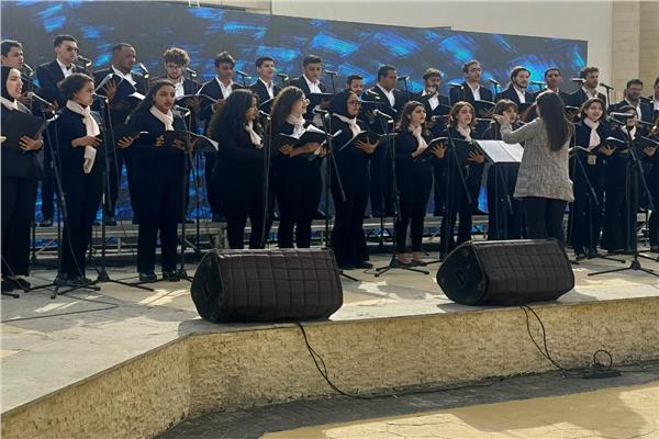 وزير التعليم العالي والبحث العلمي يشيد بآداء كورال كلية التربية الموسيقية